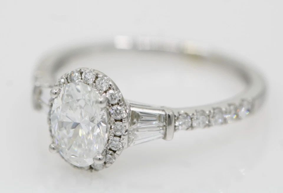 HELZBERG 14K WHITE GOLD 1.25 TCW LAB GROWN DIAMOND HALO ENGAGEMENT RING SIZE 6: HELZBERG 14K WHITE GOLD 1.25 TCW LAB GROWN DIAMOND HALO ENGAGEMENT RING SIZE 6 Description Helzberg 14K White Gold 1.25 TCW Lab Grown Diamond Halo Engagement Ring Ring is in good condition. May show s
