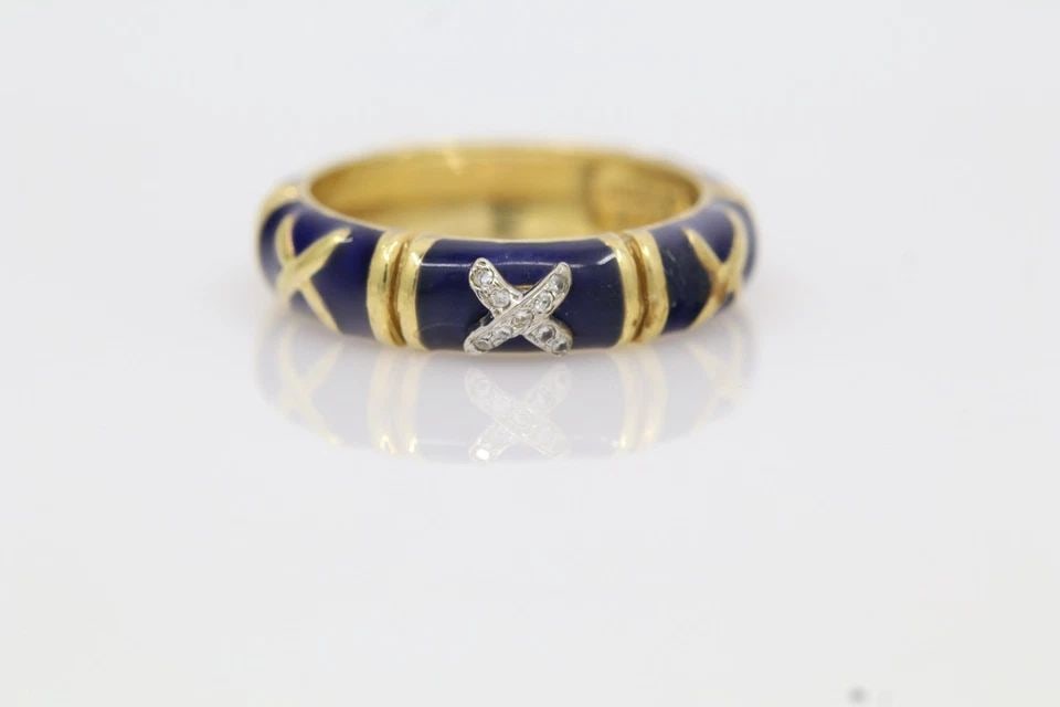 HIDALGO 18K YELLOW GOLD AND BLUE ENAMEL W/ DIAMOND X RING SIZE 6.5: HIDALGO 18K YELLOW GOLD AND BLUE ENAMEL W/ DIAMOND X RING SIZE 6.5 Description Hidalgo 18k Yellow Gold and Blue Enamel W/ Diamond X Ring Ring is in good condition. May show signs of wear and/or tear. 