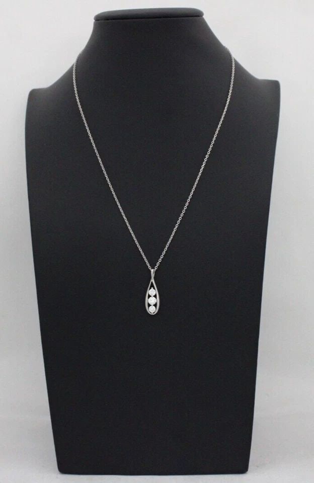 14K WHITE GOLD 0.75 TCW NATURAL DIAMOND PENDANT W/ 18" CHAIN NECKLACE 5.2 GRAMS: 14K WHITE GOLD 0.75 TCW NATURAL DIAMOND PENDANT W/ 18" CHAIN NECKLACE 5.2 GRAMS 14K WHITE GOLD 0.75 TCW NATURAL DIAMOND PENDANT W/ 18" CHAIN NECKLACE 5.2 GRAMS Description 14K White Gold 0.75 TCW Natu