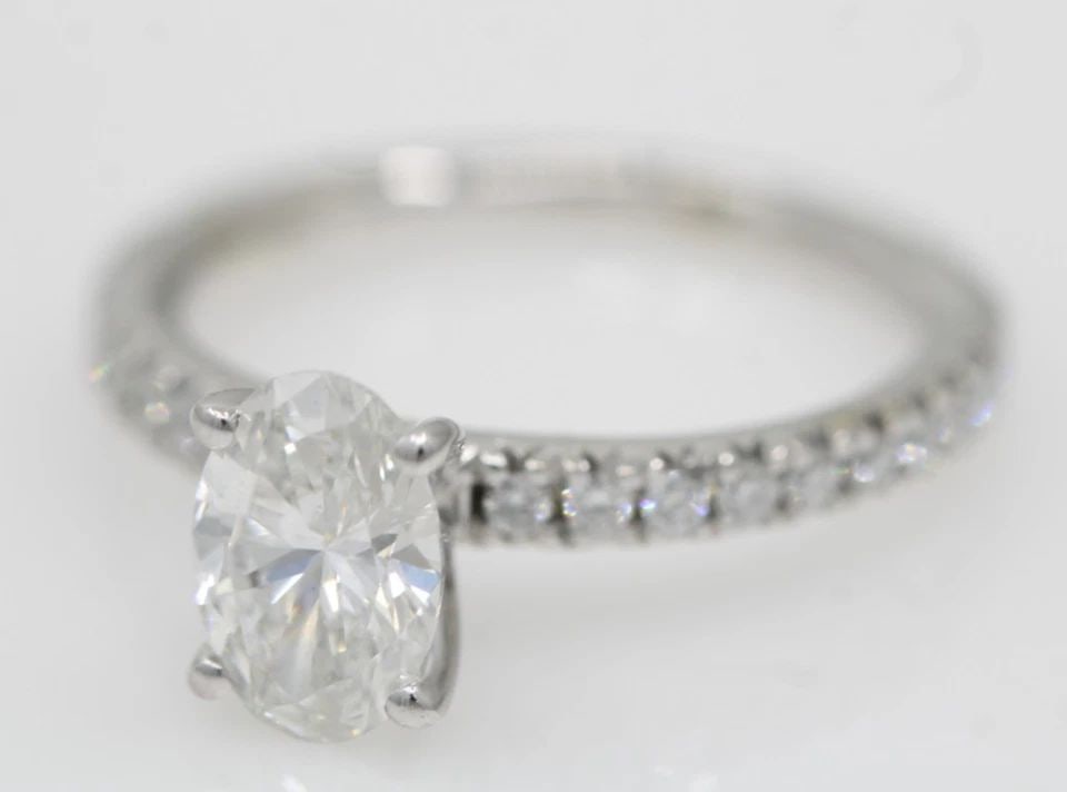 14K WHITE GOLD IGI 1.33CT LAB GROWN DIAMOND OVAL BRILLIANT ENGAGEMENT RING: 14K WHITE GOLD IGI 1.33CT LAB GROWN DIAMOND OVAL BRILLIANT ENGAGEMENT RING Description 14K White Gold IGI 1.33ct Lab Grown Diamond Oval Brilliant Engagement Ring Ring is in good condition. May show si