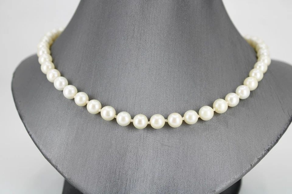 14K YELLOW GOLD 16" CULTURED PEARL NECKLACE W/ DIAMOND, EMERALD & PEARL CLASP: 14K YELLOW GOLD 16" CULTURED PEARL NECKLACE W/ DIAMOND, EMERALD & PEARL CLASP 14K YELLOW GOLD 16" CULTURED PEARL NECKLACE W/ DIAMOND, EMERALD & PEARL CLASP Description 14K Yellow Gold 16 Inch Cultured