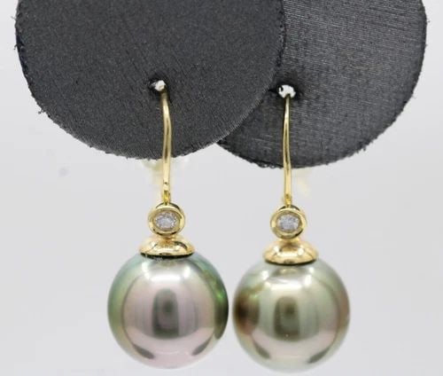 18K YELLOW GOLD 10.4MM BLACK PEARL & 0.06 TCW DIAMOND DANGLE EARRINGS: 18K YELLOW GOLD 10.4MM BLACK PEARL & 0.06 TCW DIAMOND DANGLE EARRINGS Description 18k Yellow Gold 10.4mm Black Pearl & 0.06 TCW Diamond Dangle Earrings The earrings are in great condition. May show si