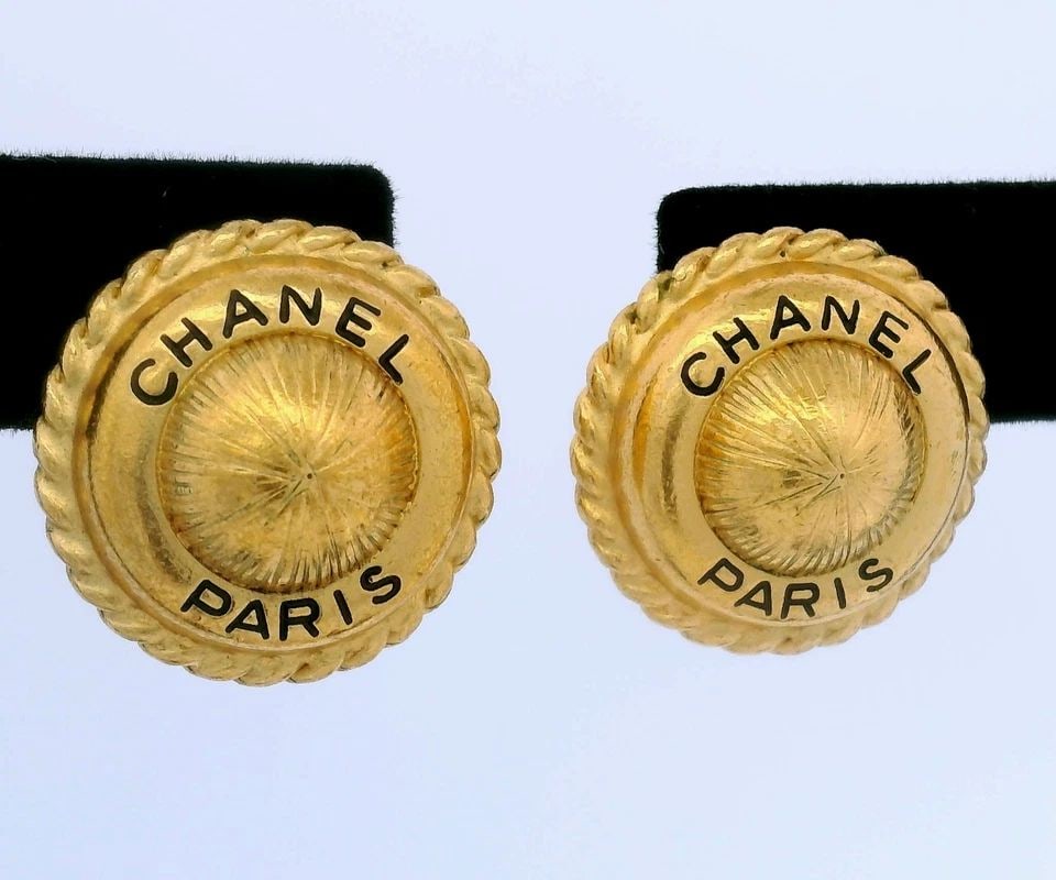 CHANEL PARIS 1995 GOLD BUTTON ROUND CLIP ON EARRINGS 95A (1 of 1)
