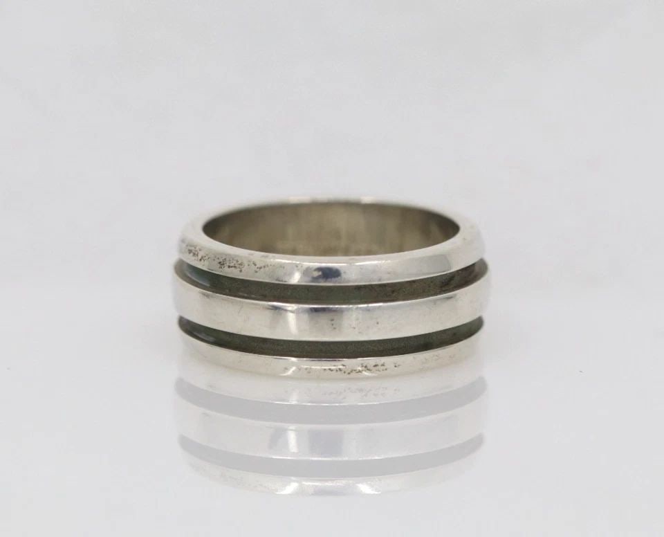 TIFFANY & CO. 1995 STERLING SILVER ATLAS GROOVE WIDE BAND RING SIZE 8: TIFFANY & CO. 1995 STERLING SILVER ATLAS GROOVE WIDE BAND RING SIZE 8 Description Tiffany & Co. 1995 Sterling Silver Atlas Groove Wide Band Ring Item is in good condition. May show signs of wear and/o
