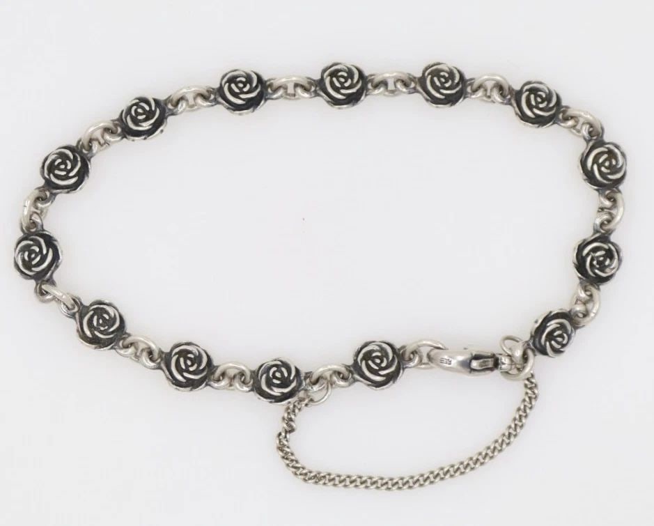 RETIRED JAMES AVERY STERLING SILVER ROSE FLOWER BUD BRACELET: RETIRED JAMES AVERY STERLING SILVER ROSE FLOWER BUD BRACELET Description Retired James Avery Sterling Silver Rose Flower Bud Bracelet Bracelet is in good condition. May show signs of wear and/or tear.