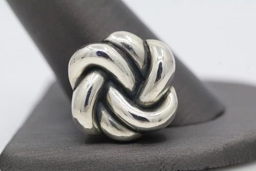 RETIRED JAMES AVERY STERLING SILVER LOVERS KNOT PENDANT: RETIRED JAMES AVERY STERLING SILVER LOVERS KNOT PENDANT Description Retired James Avery Sterling Silver Lovers Knot Pendant Pendant is in good condition. May show signs of wear and/or tear. Approximat