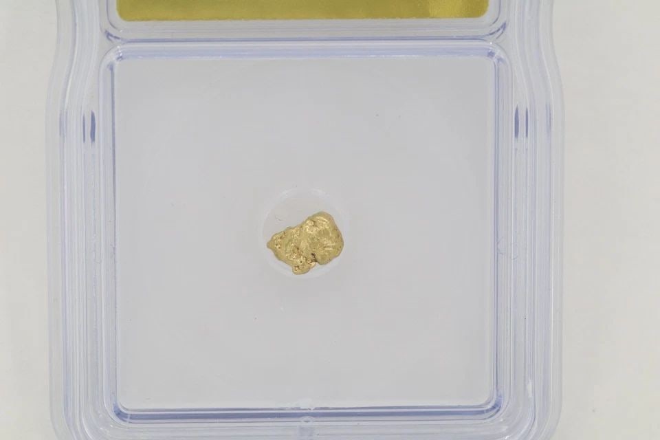 ICG GRADED CERTIFIED GENUINE NATURAL GOLD NUGGET 0.81 GRAMS SLABBED: ICG GRADED CERTIFIED GENUINE NATURAL GOLD NUGGET 0.81 GRAMS SLABBED Description ICG Graded Certified Genuine Natural Gold Nugget 0.81 Grams Slabbed Gold nuggets is in uncirculated graded condition. Th