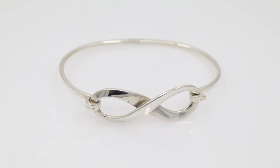 JAMES AVERY STERLING SILVER INFINITY HOOK BANGLE BRACELET: JAMES AVERY STERLING SILVER INFINITY HOOK BANGLE BRACELET Description James Avery Sterling Silver Infinity Hook Bangle Bracelet Item is in good condition. May show signs of wear and/or tear. Approxima
