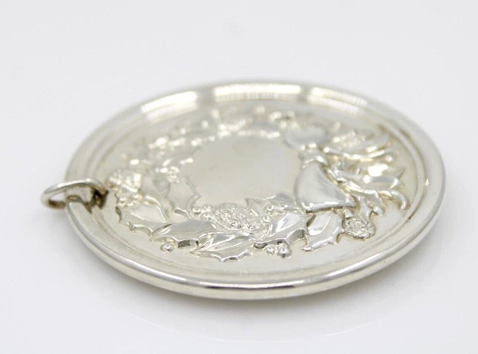VINTAGE 1977 LUNT FLOWERS OF CHRISTMAS STERLING SILVER HOLLY WREATH ORNAMENT (1 of 1)