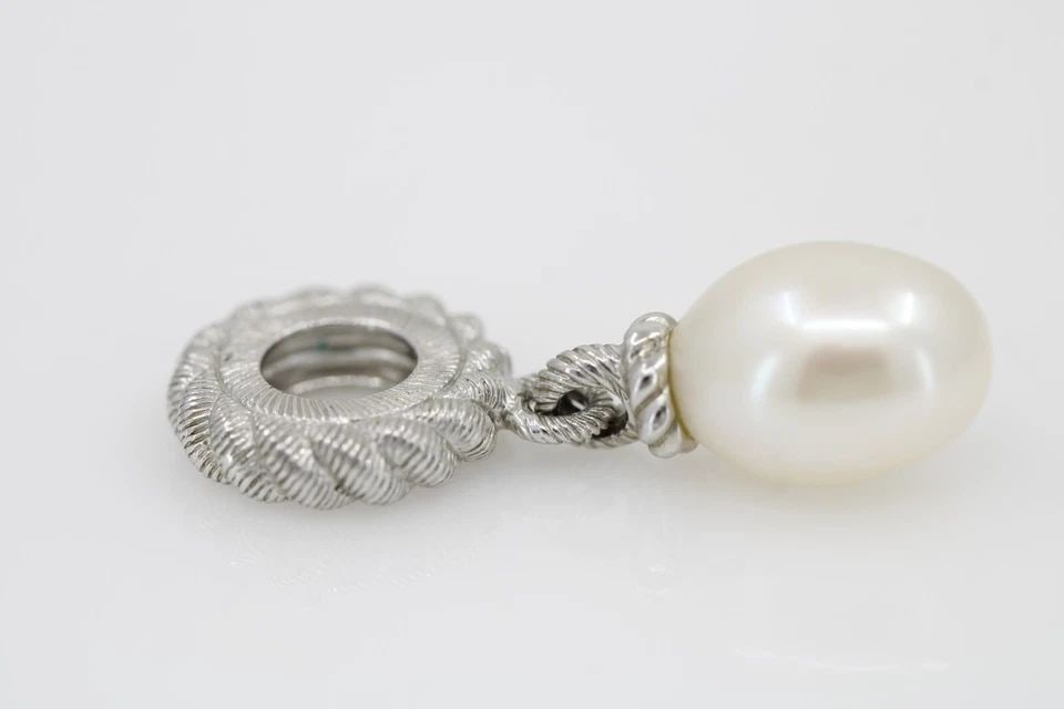 JUDITH RIPKA STERLING SILVER CULTURED FRESHWATER PEARL DANGLE CHARM PENDANT: JUDITH RIPKA STERLING SILVER CULTURED FRESHWATER PEARL DANGLE CHARM PENDANT Description Judith Ripka Sterling Silver Cultured Freshwater Pearl Dangle Charm Pendant Item is in great condition. May show