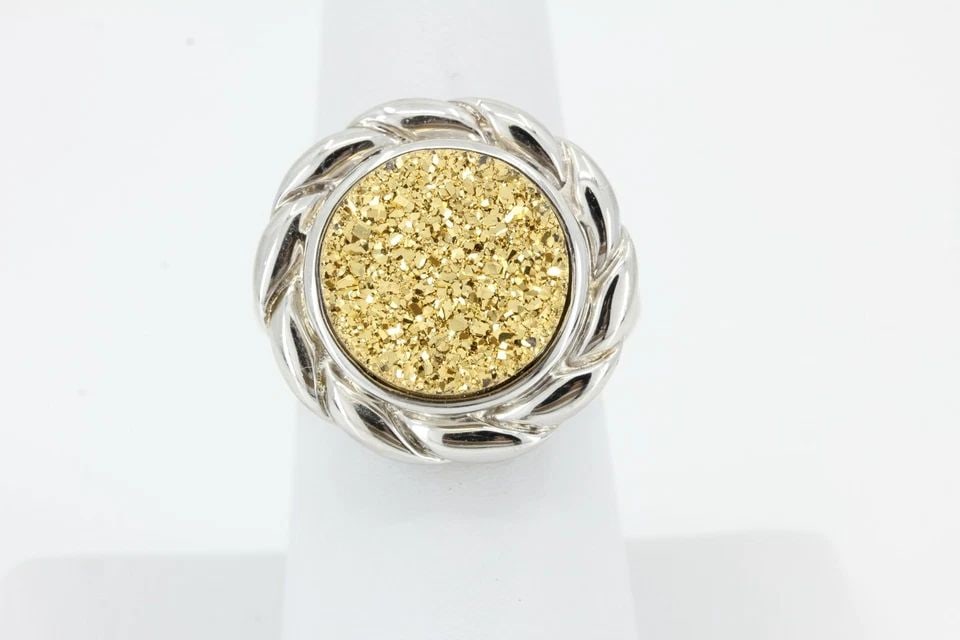 925 STERLING SILVER RI CHINA DESIGNS TWO-TONE STATEMENT RING SIZE 7 ~ 7 GRAMS: 925 STERLING SILVER RI CHINA DESIGNS TWO-TONE STATEMENT RING SIZE 7 ~ 7 GRAMS Description 925 Sterling Silver RI China Designs Two-Tone Statement Ring Item is in great condition. May show signs of wea