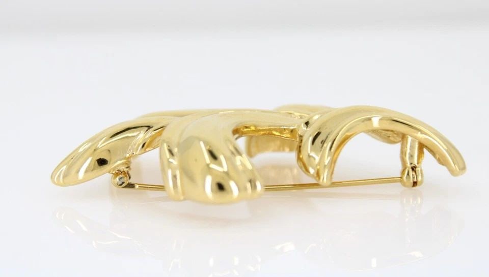 VINTAGE MONET PIN BROOCH GOLD TONED SMOOTH TEXTURED SWEEPING LEAFLIKE DESIGN: VINTAGE MONET PIN BROOCH GOLD TONED SMOOTH TEXTURED SWEEPING LEAFLIKE DESIGN Description Vintage Monet Pin Brooch Gold Toned Smooth Textured Sweeping Leaflike Design Designers item is in great conditi