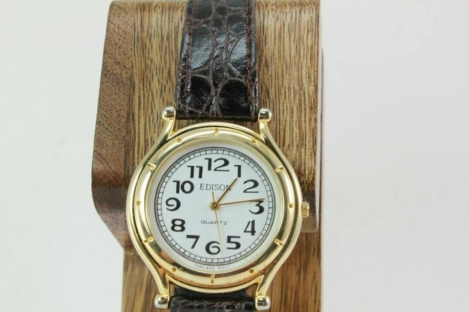 EDISON WHITE DIAL GOLD TONE CASE BLACK LEATHER BAND MENS WATCH: EDISON WHITE DIAL GOLD TONE CASE BLACK LEATHER BAND MENS WATCH Description EDISON WHITE DIAL GOLD TONE CASE BLACK LEATHER BAND MENS WATCH New battery Installed. In great working condition. Shows signs