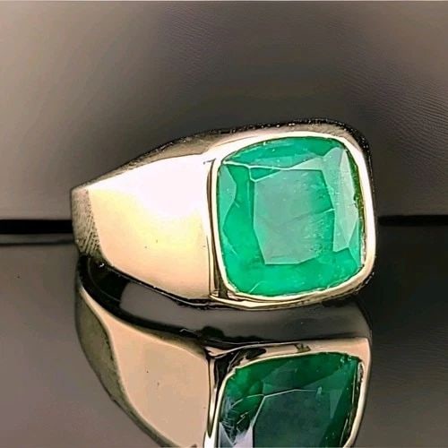 VINTAGE 18K YELLOW GOLD MEN'S RING 10.05CT.NATURAL CUSHION EMERALD GIA CERT: VINTAGE 18K YELLOW GOLD MEN'S RING 10.05CT.NATURAL CUSHION EMERALD GIA CERT This vintage 18k yellow gold men's ring features a stunning natural green cushion emerald as the main stone, weighing 10.05c
