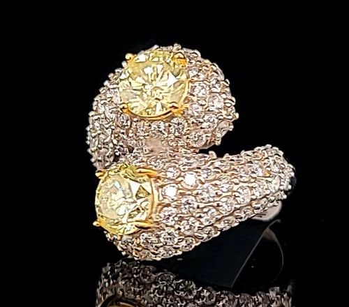 VINTAGE 18K WHITE YELLOW GOLD RING 2.79CT. NATURAL YELLOW ROUND DIAMOND GIA CERT: VINTAGE 18K WHITE YELLOW GOLD RING 2.79CT. NATURAL YELLOW ROUND DIAMOND GIA CERT Gorgeous vintage 18k white yellow gold ring. natural Round Yellow Diamond. center set two natural Round cut light yello
