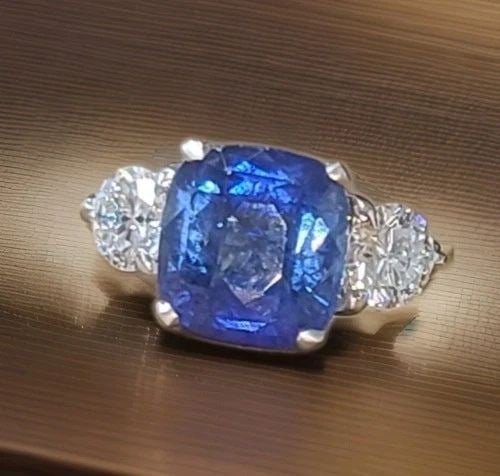 VINTAGE PLATINUM ENGAGEMENT RING 4.88CT NATURAL CUSHION BLUE SAPPHIRE GIA CERT: VINTAGE 14K GOLD ENGAGEMENT RING 4.88CT CUSHION SHAPE BLUE SAPPHIRE GIA CERT This vintage engagement ring features a stunning 4.88ct cushion-shaped blue sapphire set in a three-stone setting with two 