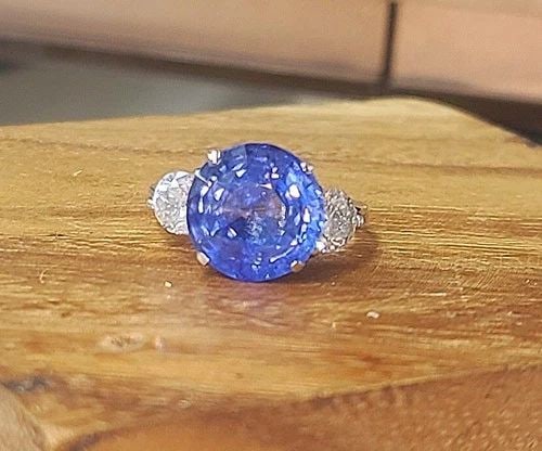 VINTAGE 14K WHITE GOLD ENGAGEMENT RING 7.49CT. NATURAL ROUND BLUE SAPPHIRE CUT: VINTAGE 14K WHITE GOLD ENGAGEMENT RING 7.49CT. NATURAL ROUND BLUE SAPPHIRE CUT This gorgeous 14K white gold engagement ring features a stunning natural Ceylon blue sapphire in a round shape, weighing 