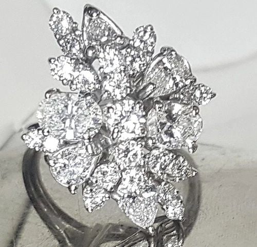 18K WHITE GOLD RING 4.55CT NATURAL DIAMOND SI1-H: 18K WHITE GOLD RING 4.55CT NATURAL DIAMOND SI1-H GORGEOUS 18k WHITE GOLD ring side set natural diamonds total weight 4.55ct SI1-H beautiful setting ,very lively diamonds .white bright stones ,very cle