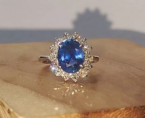 VINTAGE 14K WHITE GOLD ENGAGEMENT RING 4.66CT. NATURAL BLUE SAPPHIRE OVAL GIA: VINTAGE 14K WHITE GOLD ENGAGEMENT RING 4.66CT. NATURAL BLUE SAPPHIRE OVAL GIA Beautiful 14K white gold engagement ring featuring a natural untreated oval blue sapphire weighing 4.66ct (10.4 × 8.1 mm)