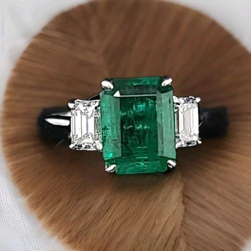 VINTAGE 14K WHITE GOLD ENGAGEMENT RING 2.91CT. NATURAL GREEN EMERALD: VINTAGE 14K WHITE GOLD ENGAGEMENT RING 2.91CT. NATURAL GREEN EMERALD GORGEOUS Vintage 14K WHITE GOLD gem natural emerald in emerald shape. center natural emerald weight 2.91ct. size 9x7.4mm very nice 