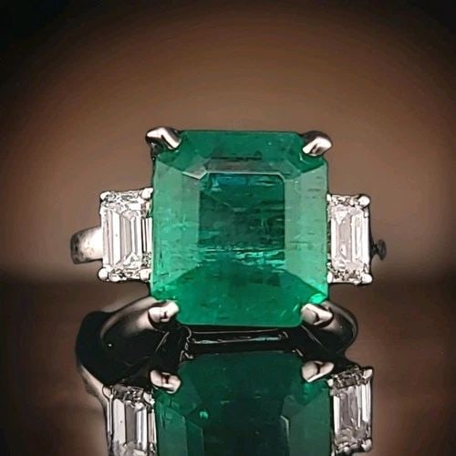 14K WHITE GOLD THREE STONES ENGAGEMENT RING 5.54CT.NATURAL GREEN EMERALD: 14K WHITE GOLD THREE STONES ENGAGEMENT RING 5.54CT.NATURAL GREEN EMERALD GORGEOUS 14K white gold emerald engagement ring.Center natural green emerald weight 5.54ct. size 11mmx10mm nice vivid green col