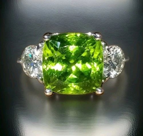 VINTAGE 14K WHITE GOLD ENGAGEMENT RING 7.99CT. NATURAL GREEN PERIDOT CUSHION CUT: VINTAGE 14K WHITE GOLD ENGAGEMENT RING 7.99CT. NATURAL GREEN PERIDOT CUSHION CUT GORGEOUS vintage 14k white gold engagement ring gem green peridot in a cushion shape Center natural green peridot in cu