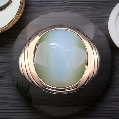 VINTAGE 14K YELLOW GOLD UNISEX RING 9.77CT.NATURAL CAT'S EYE CHRYSOBERYL: VINTAGE 14K YELLOW GOLD UNISEX RING 9.77CT.NATURAL CAT'S EYE CHRYSOBERYL This vintage 14kt yellow gold ring features a stunning natural cat's eye chrysoberyl with a total carat weight of 9.77. Carat s
