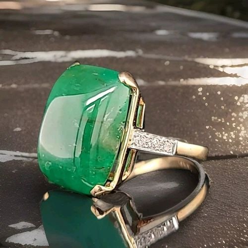 VINTAGE 14K YELLOW GOLD ENGAGEMENT RING 18.02CT. NATURAL GREEN EMERALD CABOCHON: VINTAGE 14K YELLOW GOLD ENGAGEMENT RING 18.02CT. NATURAL GREEN EMERALD CABOCHON This vintage 14k yellow gold engagement ring features a natural green emerald cabochon as the main stone, with a seconda