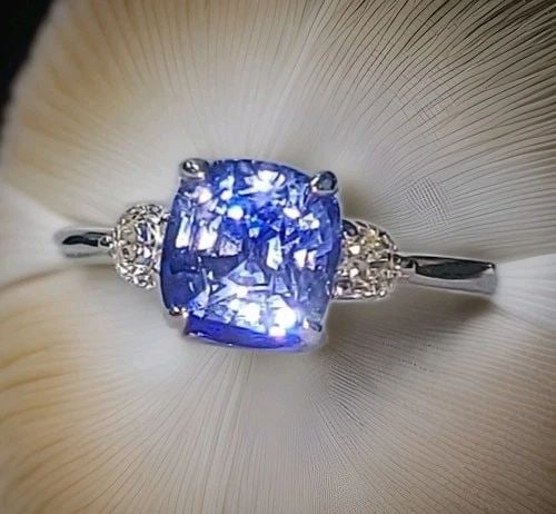 VINTAGE 14K WHITE GOLD ENGAGEMENT RING 2.70CT.NATURAL BLUE SAPPHIRE CUSHION GIA: VINTAGE 14K WHITE GOLD ENGAGEMENT RING 2.70CT.NATURAL BLUE SAPPHIRE CUSHION GIA This elegant vintage 14K white gold ring showcases a stunning natural 2.70-carat cushion-cut blue sapphire measuring app