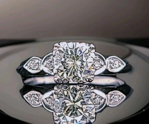 VINTAGE PLATINUM ENGAGEMENT RING 1.02CT.NATURAL ROUND CUT DIAMOND CIRC 1930'S: VINTAGE PLATINUM ENGAGEMENT RING 1.02CT.NATURAL ROUND CUT DIAMOND CIRC 1930'S This vintage platinum engagement ring from the 1930s features a 1.02CT natural round cut diamond as the main stone. The el