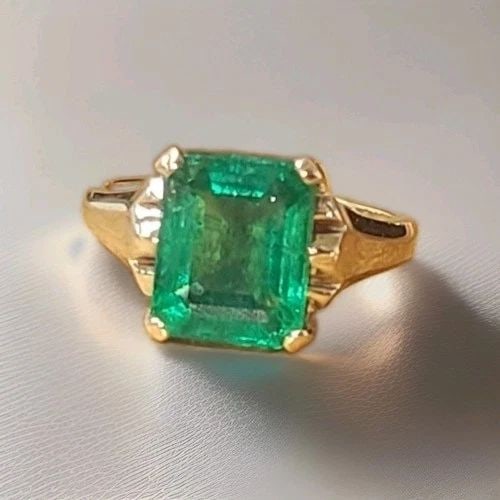 VINTAGE 10K YELLOW GOLD ENGAGEMENT RING 3.10CT. NATURAL GREEN EMERALD 1920S: VINTAGE 10K YELLOW GOLD ENGAGEMENT RING 3.10CT. NATURAL GREEN EMERALD 1920S Gorgeous vintage 1920s 10K yellow gold ring showcasing timeless Art Deco elegance and old-world charm. The centerpiece is a 