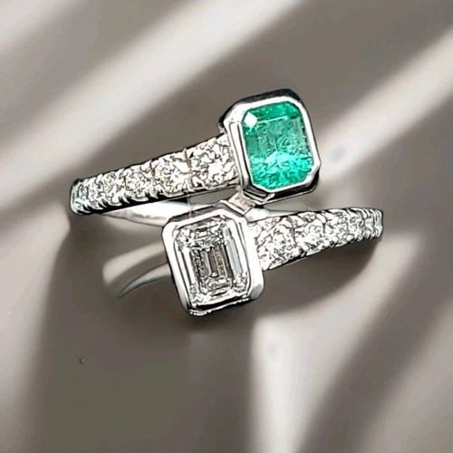 14K WHITE GOLD TOI ET MOI RING 0.82CT. DIAMOND NATURAL GREEN EMERALD: 14K WHITE GOLD TOI ET MOI RING 0.82CT. DIAMOND NATURAL GREEN EMERALD GORGEOUS Vintage 14K WHITE GOLD toi et moi ring. center set gem natural Colombia emerald in emerald shape weight 0.40ct size 5x3.5 