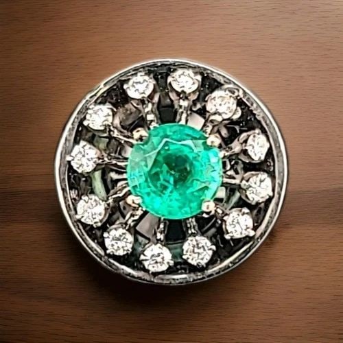 VINTAGE 14K WHITE GOLD RING NATURAL ROUND SHAPE EMERALD 1.05CT: VINTAGE 14K WHITE GOLD RING NATURAL ROUND SHAPE EMERALD 1.05CT Gorgeous vintage 14k white gold engagement ring round shape emerald. center natural round emerald weight 1.05ct. Size 6.5mm This emerald 