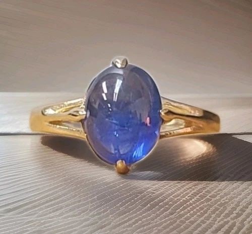 VINTAGE 14K YELLOW GOLD ENGAGEMENT RING 2.93CT.NATURA BLUE SAPPHIRE CABOCHON CUT: VINTAGE 14K YELLOW GOLD ENGAGEMENT RING 2.93CT.NATURA BLUE SAPPHIRE CABOCHON CUT This exquisite vintage 14K yellow gold engagement ring showcases a natural, heated cabochon-cut blue sapphire weighing 