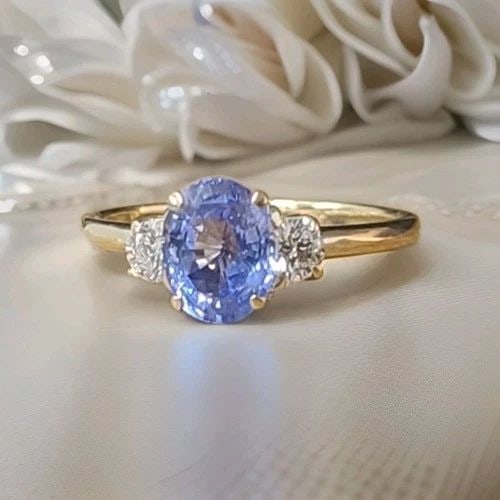 VINTAGE 14K YELLOW GOLD ENGAGEMENT RING 1.55CT.NATURAL BLUE SAPPHIRE OVAL CUT: VINTAGE 14K YELLOW GOLD ENGAGEMENT RING 1.55CT.NATURAL BLUE SAPPHIRE OVAL CUT This elegant vintage engagement ring is crafted in 14K yellow gold and features a 1.55-carat natural oval blue sapphire. T