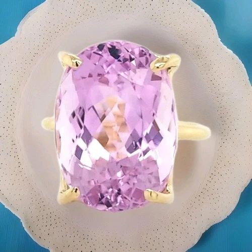 VINTAGE 14K YELLOW GOLD 14.05CT. NATURAL PINK KUNZITE ENGAGEMENT RING: VINTAGE 14K YELLOW GOLD ENGAGEMENT RING 14.05CT. GEM PINK KUNZITE OVAL SHAPE VINTAGE 14K Yellow GOLD ENGAGEMENT natural oink kunzite ring CENTER natural pink kunzite IN oval SHAPE WEIGHT 14 05CARAT SI
