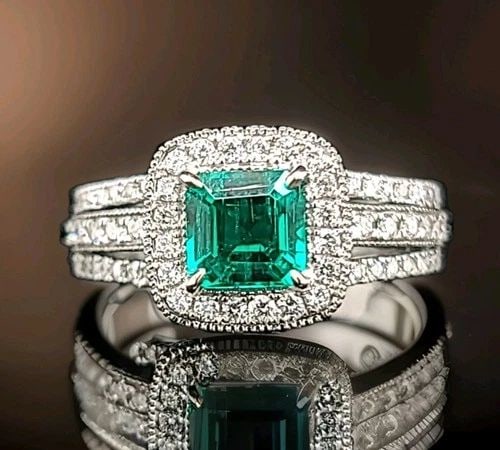 14K WHITE GOLD ENGAGEMENT RING 0.96CT.GEM GREEN EMERALD: 14K WHITE GOLD ENGAGEMENT RING 0.96CT.GEM GREEN EMERALD GORGEOUS Vintage 14K WHITE GOLD engagement ring gem emerald in emerald shape center lab flux growth emerald weight 0.96ct. size 6.5x6.5mm very n