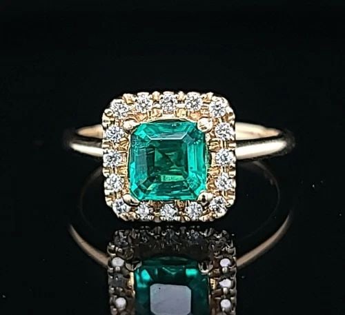 14K YELLOW RING GOLD GEM GREEN EMERALD 0.95CT.: 14K YELLOW RING GOLD GEM GREEN EMERALD 0.95CT. GORGEOUS 14k yellow gold ring center lab growth emerald weight 0.95ct size 6.1mm very lively NICE cut,Very sparkly ,nice color vivid green color. SIDE di