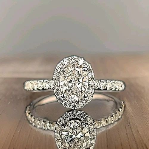 18K WHITE GOLD LAB-GROWN 0.85CT. OVAL SHAPE DIAMOND ENGAGEMENT RING: 18K WHITE GOLD OVAL SHAPE DIAMOND ENGAGEMENT RING 0.85CT SI1-G GORGEOUS engagement Ring 18k white gold diamond Ring center lab grown diamond oval shape weight 0.85ct size 6.8mmx5mm SI1-G side natural 
