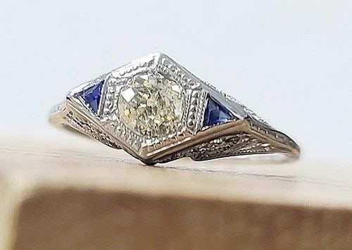 18K WHITE GOLD VINTAGE ENGAGEMENT RING 0.49CT NATURAL EURO CUT DIAMOND: 18K WHITE GOLD VINTAGE ENGAGEMENT RING 0.49CT NATURAL EURO CUT DIAMOND Gorgeous Vintage art deco filigree 18k white gold engagement ring circ 1930s center natural round euro cut diamond weight 0.49ct 