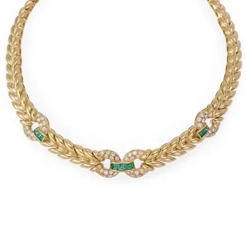 ESTATE DIAMOND EMERALD NECKLACE 18K YELLOW GOLD DOOR KNOCKER COLLAR: ESTATE DIAMOND EMERALD NECKLACE 18K YELLOW GOLD DOOR KNOCKER COLLAR Estate Diamond Emerald 18k Yellow Gold Door Knocker Collar Necklace Description This magnificent Estate necklace is crafted from 18k