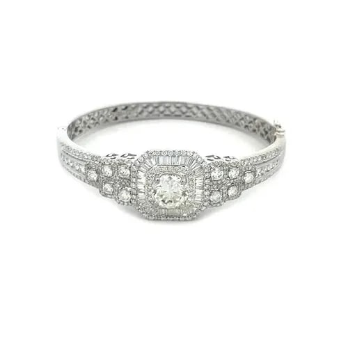 DIAMOND 5.57CT GOLD BRACELET BAGUETTE ROUND 18K WHITE BANGLE SOLITAIRE 2.57 CT: DIAMOND 5.57CT GOLD BRACELET BAGUETTE ROUND 18K WHITE BANGLE SOLITAIRE 2.57 CT This is a stunning diamond bracelet! It is crafted from 18k white gold with a polished finish. The front center of the br