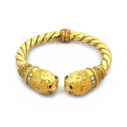 ILIAS LALAOUNIS DIAMOND LION GOLD BRACELET 18K YELLOW GEMSTONE 79 GRAMS VINTAGE: ILIAS LALAOUNIS DIAMOND LION GOLD BRACELET 18K YELLOW GEMSTONE 79 GRAMS VINTAGE This is an authentic double head bracelet by designer Ilias Lalaounis, it is crafted from 18k yellow gold featuring a la