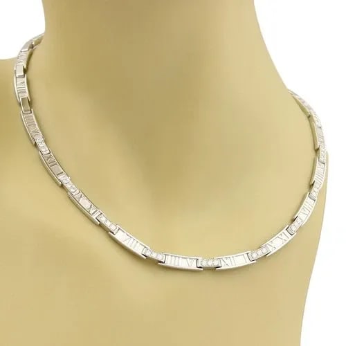 TIFFANY & CO. ATLAS DIAMOND NECKLACE 18K WHITE GOLD CURVED BAR COLLAR: TIFFANY & CO. ATLAS DIAMOND NECKLACE 18K WHITE GOLD CURVED BAR COLLAR The Tiffany & Co. ATLAS Diamond Necklace is a stunning 18k white gold piece featuring a curved bar collar with round diamonds. Thi