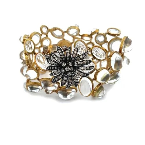 H.STERN ROCK CRYSTAL BRACELET DIAMOND 18K GOLD FLOWER PEBBLE LINK DESIGN: H.STERN ROCK CRYSTAL BRACELET DIAMOND 18K GOLD FLOWER PEBBLE LINK DESIGN This bold, exquisite bracelet is by H. Stern. It is crafted from 18k yellow gold and sterling silver featuring an intricate yel