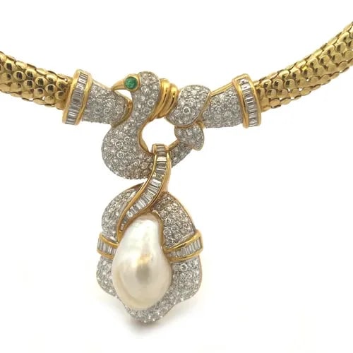 DIAMOND GOLD BIRD NECKLACE 18K YELLOW WIDE FLEX LINK NECKLACE VINTAGE: DIAMOND GOLD BIRD NECKLACE 18K YELLOW WIDE FLEX LINK NECKLACE VINTAGE Gorgeous Diamond Pearl Pendant 18k Gold Wide Flex Link Necklace Description This gorgeous necklace is crafted from 18k yellow and 
