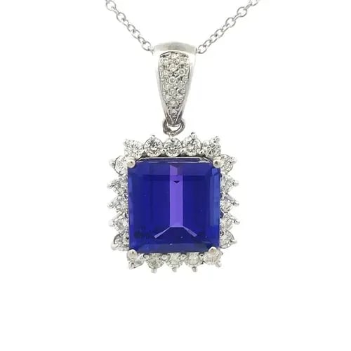 TANZANITE & DIAMOND GOLD PENDANT 14K WHITE HALO STYLE W/CHAIN 27 CT: TANZANITE & DIAMOND GOLD PENDANT 14K WHITE HALO STYLE W/CHAIN 27 CT This is a stunning pendant and chain necklace; it is crafted from 14k white gold with a polished finish. The square shape pendant ha