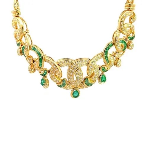 DIAMOND & EMERALD NECKLACE 18K YELLOW GOLD SPIRAL STYLE COLLAR: This is a gorgeous collar necklace; it is crafted from 18k yellow gold featuring a 4.8mm wide fine small Panther link style chain attached from each side to a long stunning centerpiece with graduated 
