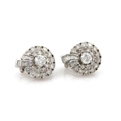 DIAMOND EARRINGS WHITE GOLD 18KT WREATH HUGGIE POST CLIP: DIAMOND EARRINGS WHITE GOLD 18KT WREATH HUGGIE POST CLIP These Diamond Earrings in 18kt White Gold feature a huggie style design with a wreath detail and post clip closure. The stones are round-cut na