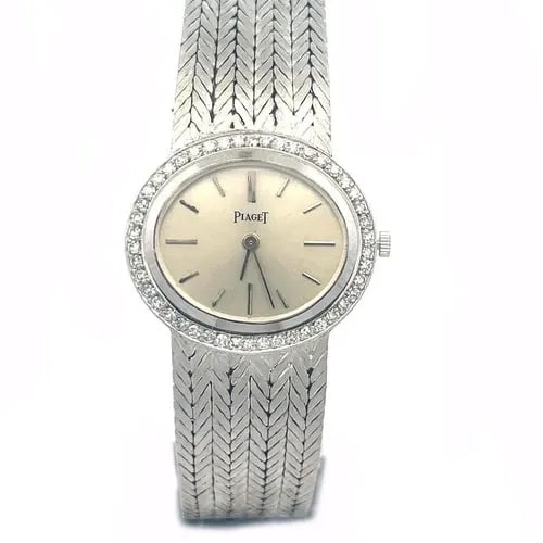 PIAGET 1970'S DIAMOND LADIES WATCH OVAL 18K WHITE GOLD MANUAL WIND: PIAGET 1970'S DIAMOND LADIES WATCH OVAL 18K WHITE GOLD MANUAL WIND This is a beautiful authentic ladies wristwatch by Piaget from the 1970's. The case and band is crafted from 18k white gold, the oval